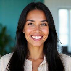Fotografía de Ana María Guzmán, Especialista en Experiencia del Cliente de Quimbaya Echo, amable sonriendo.